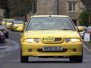 coche-amarillo-pueblo-ingles-video-0417-01.jpg