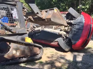 padre-destruye-coche-hija-video-2016-01.jpg padre-destruye-coche-hija-video-2016-01.jpg