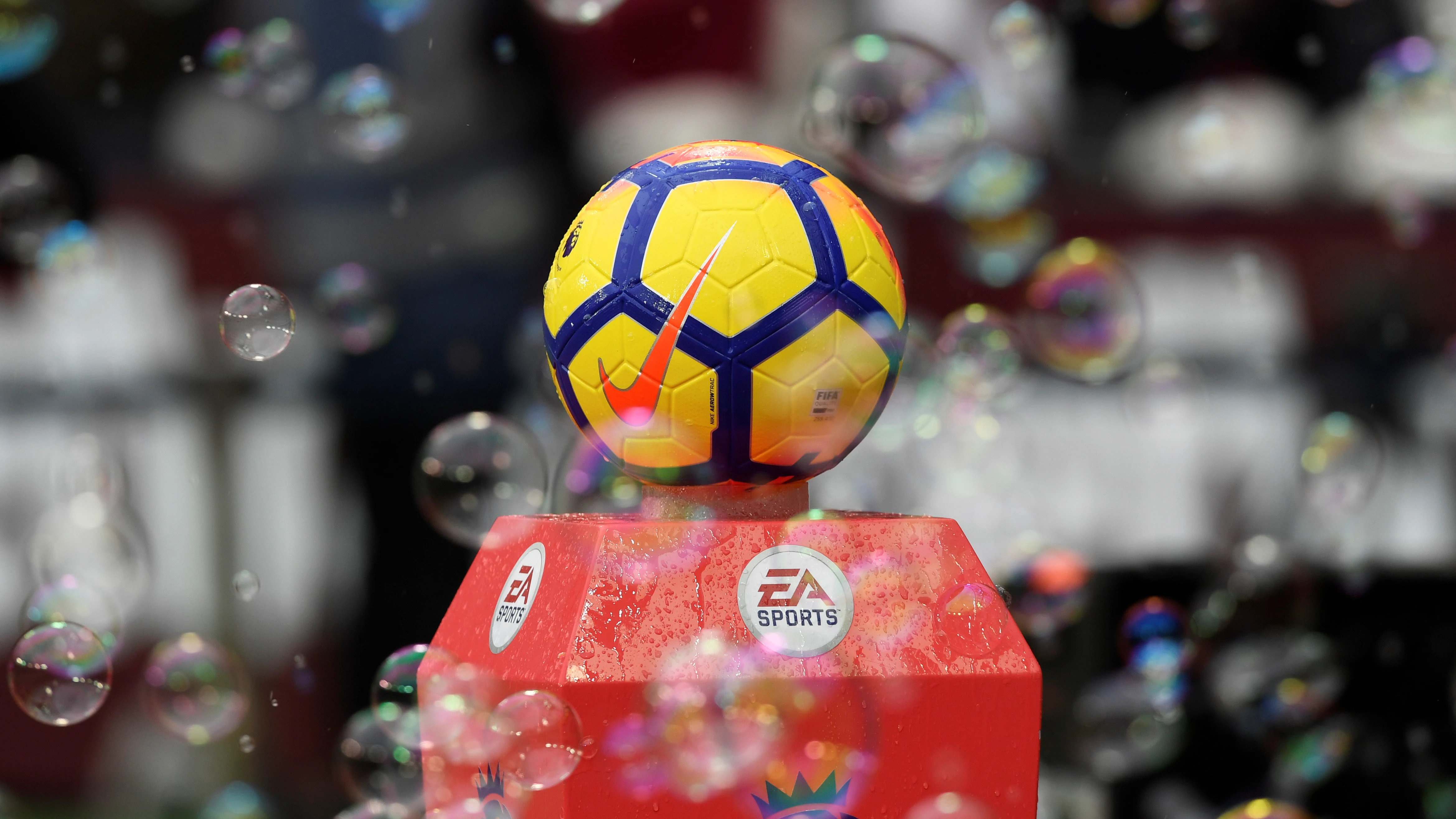 El balón de la Premier League, entre burbujas