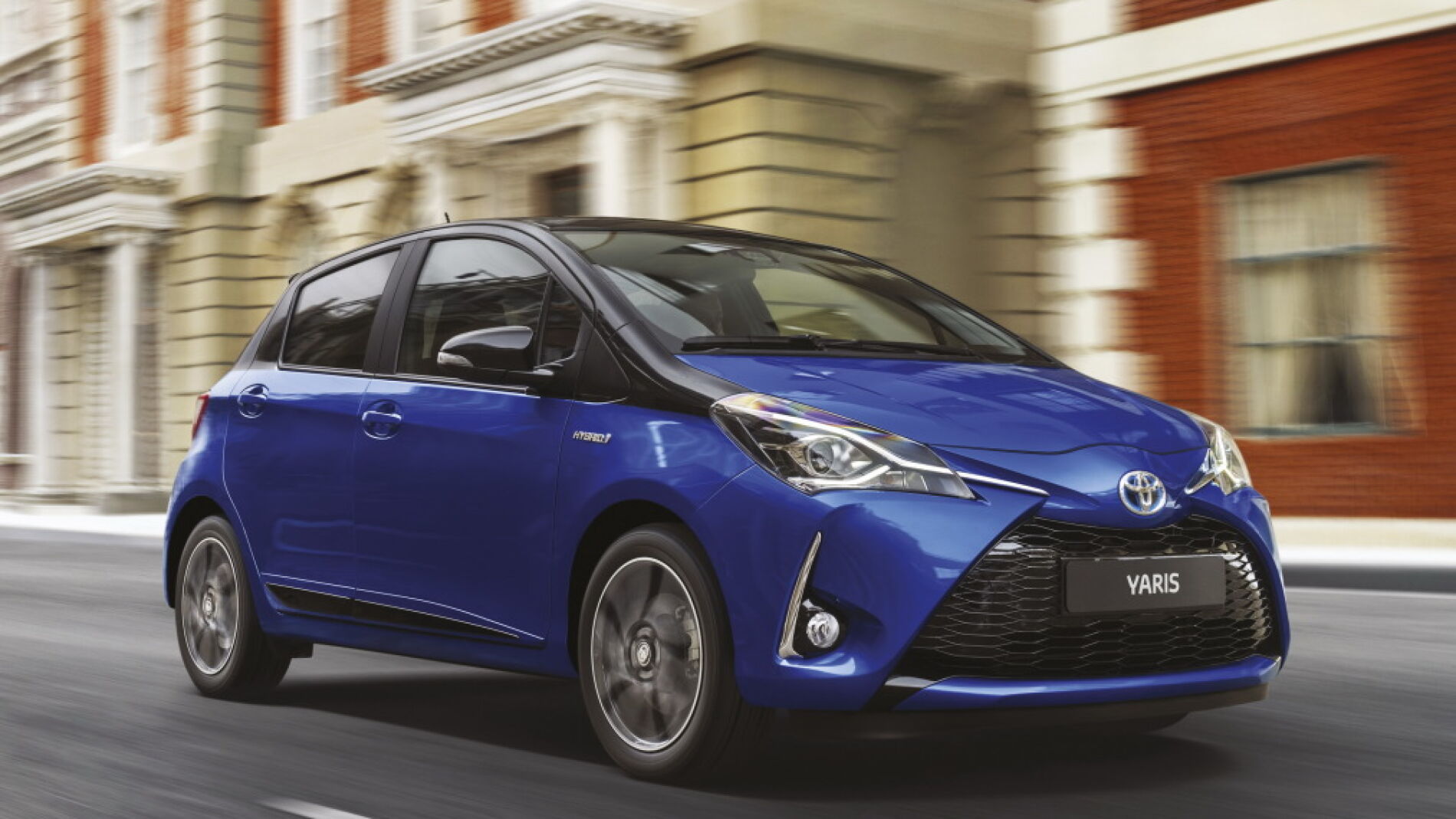 toyota_yaris_hybrid_bi-tone_7.jpg