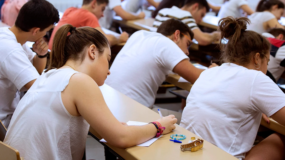 Un grupo de estudiantes universitarios durante un examen