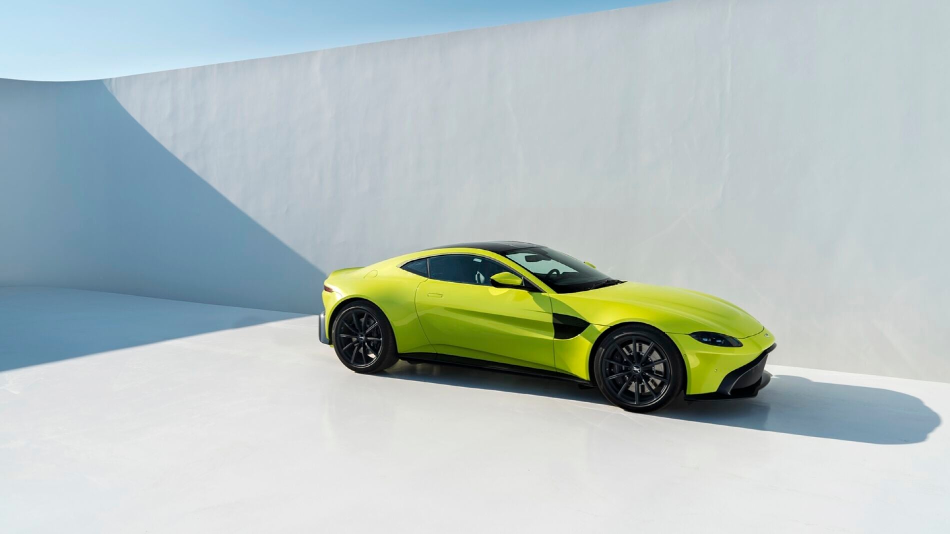 aston-martin-vantage-007.jpg
