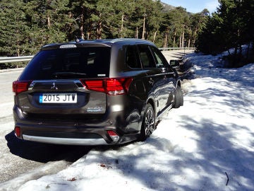 Outlander-PHEV-trasera-nieve.jpg Outlander-PHEV-trasera-nieve.jpg