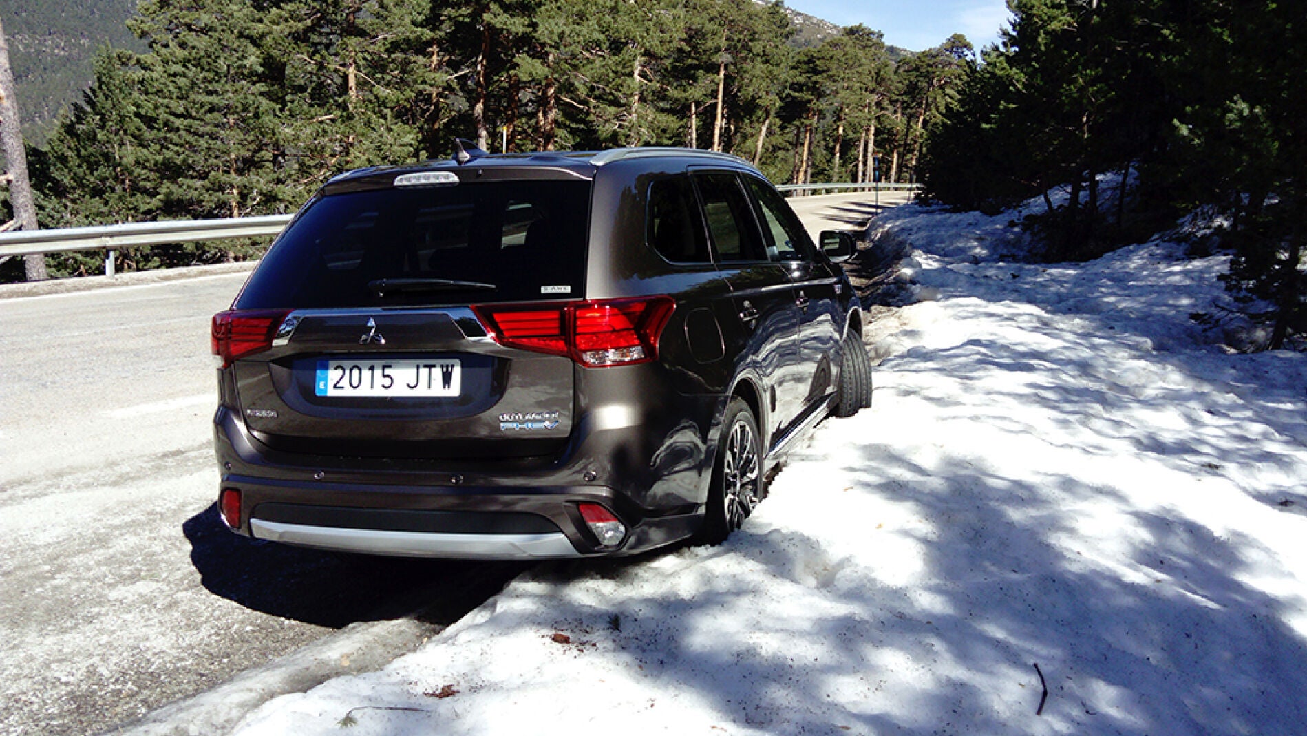 Outlander-PHEV-trasera-nieve.jpg