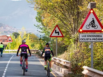 Ciclistas circulando por carretera Ciclistas circulando por carretera
