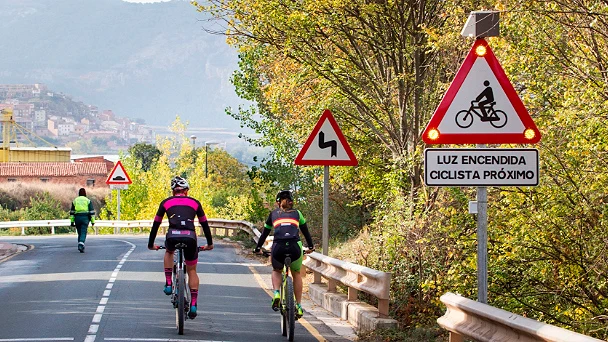 Ciclistas circulando por carretera Ciclistas circulando por carretera