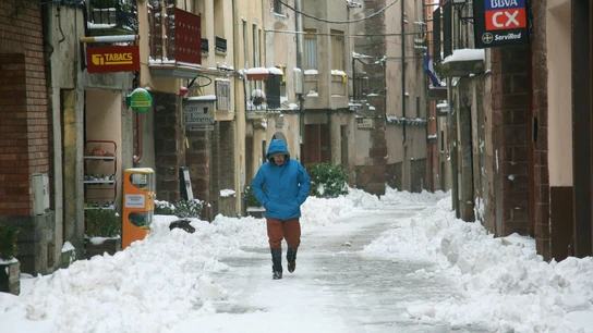 Una persona camina por una calle de Prades (Tarragona) Una persona camina por una calle de Prades (Tarragona)