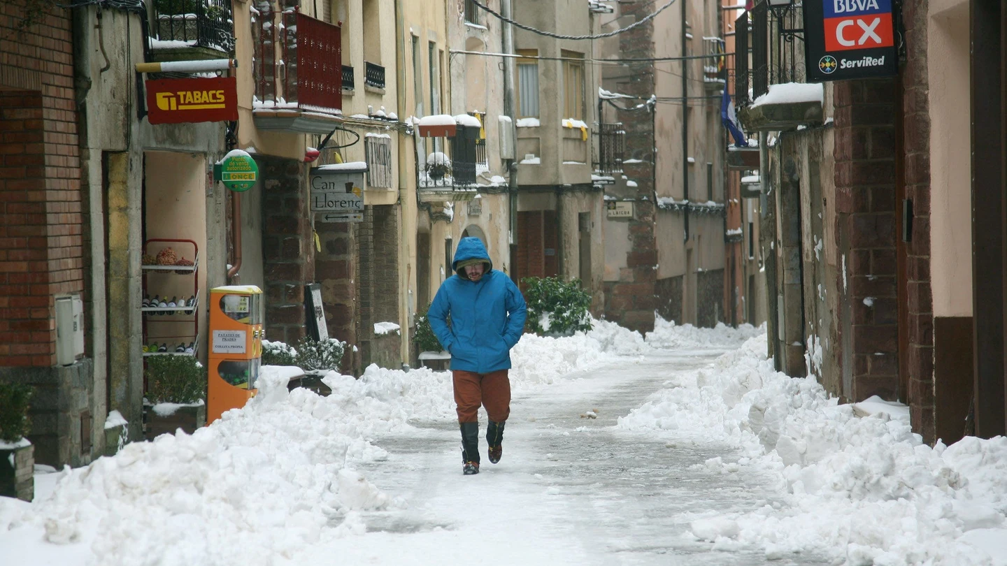 Una persona camina por una calle de Prades (Tarragona) Una persona camina por una calle de Prades (Tarragona)