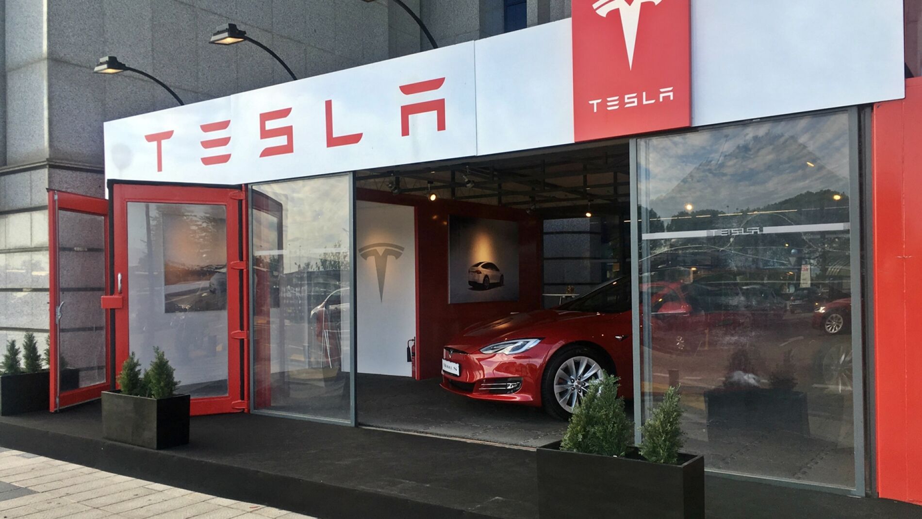 tienda-tesla-madrid-0917-02.jpg