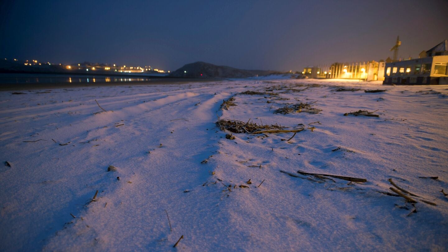 Playa de la Concha, en la localidad c&aacute;ntabra de Suances cubierta de nieve a primera hora