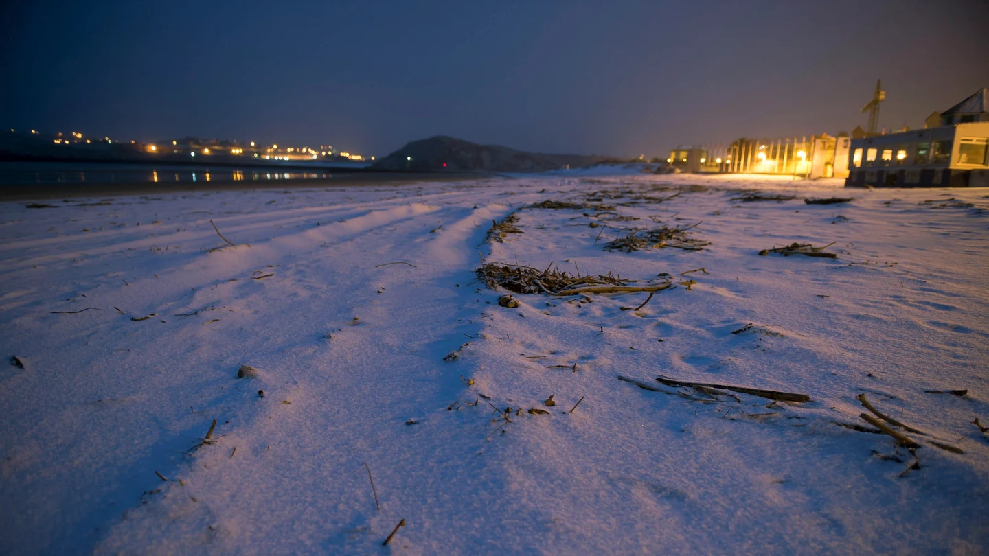 Playa de la Concha, en la localidad cántabra de Suances cubierta de nieve a primera hora Playa de la Concha, en la localidad cántabra de Suances cubierta de nieve a primera hora