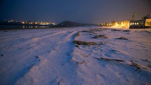 Playa de la Concha, en la localidad c&aacute;ntabra de Suances cubierta de nieve a primera hora