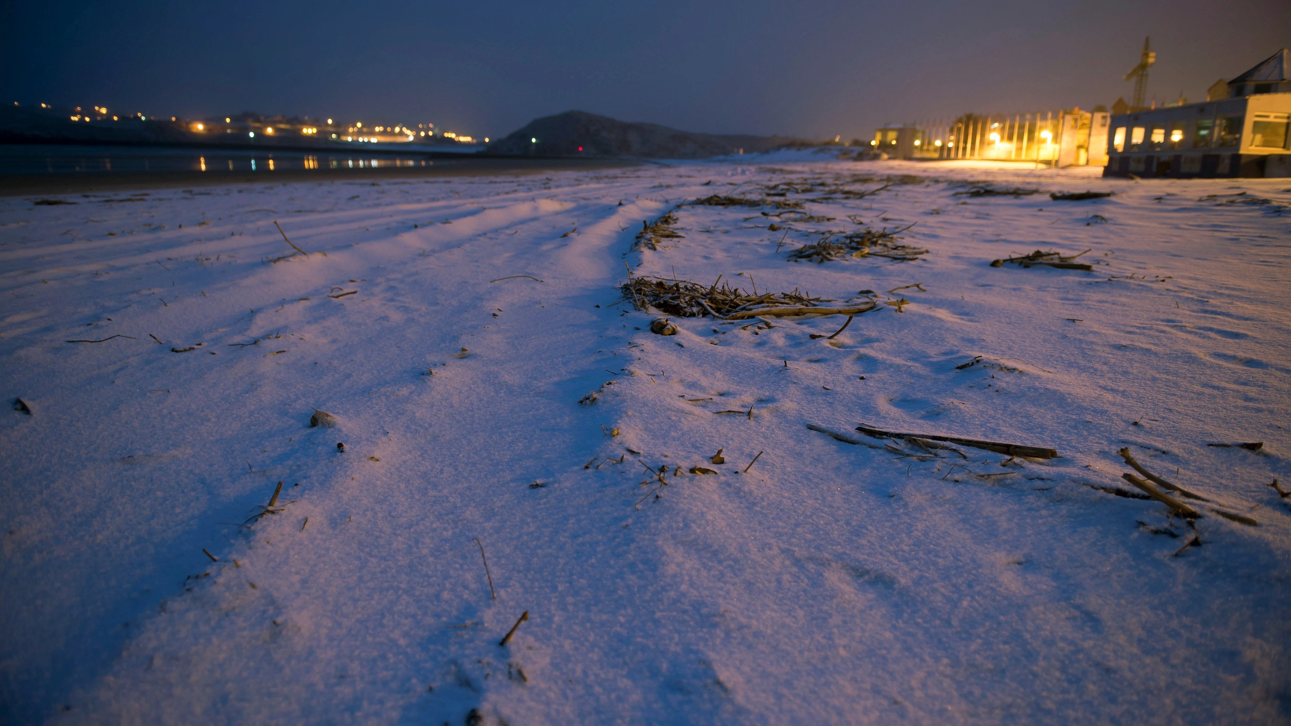 Playa de la Concha, en la localidad cántabra de Suances cubierta de nieve a primera hora