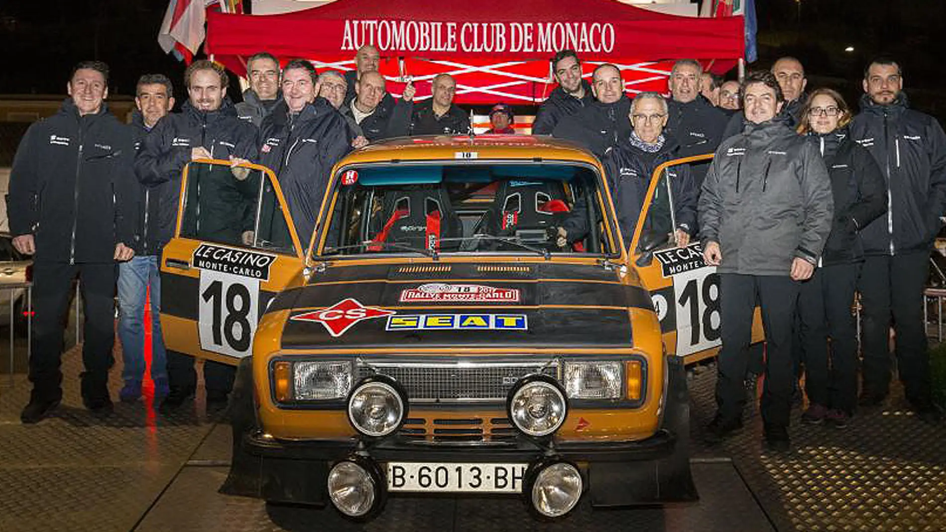 SetRatioSize900650-25.Foto-de-familia-del-equipo-SEAT-Coches-Histricos-en-el-podio-final-de-Mnaco-e1486128704701.jpg