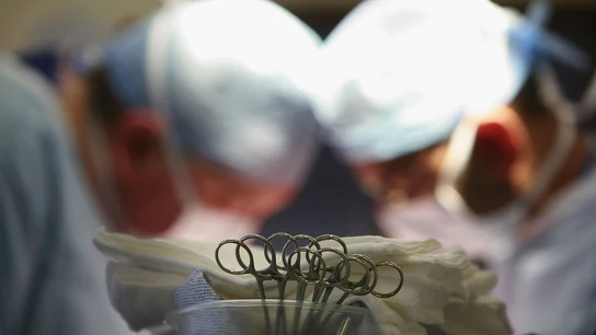 Dos cirujanos en un quirófano Dos cirujanos en un quirófano