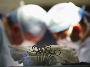 Dos cirujanos en un quirófano Dos cirujanos en un quirófano
