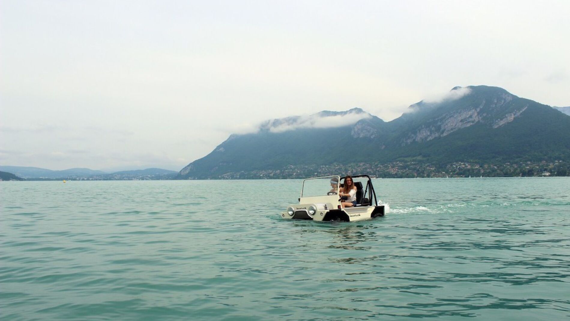 coche-anfibio-Moke-Lazareth-3.jpg
