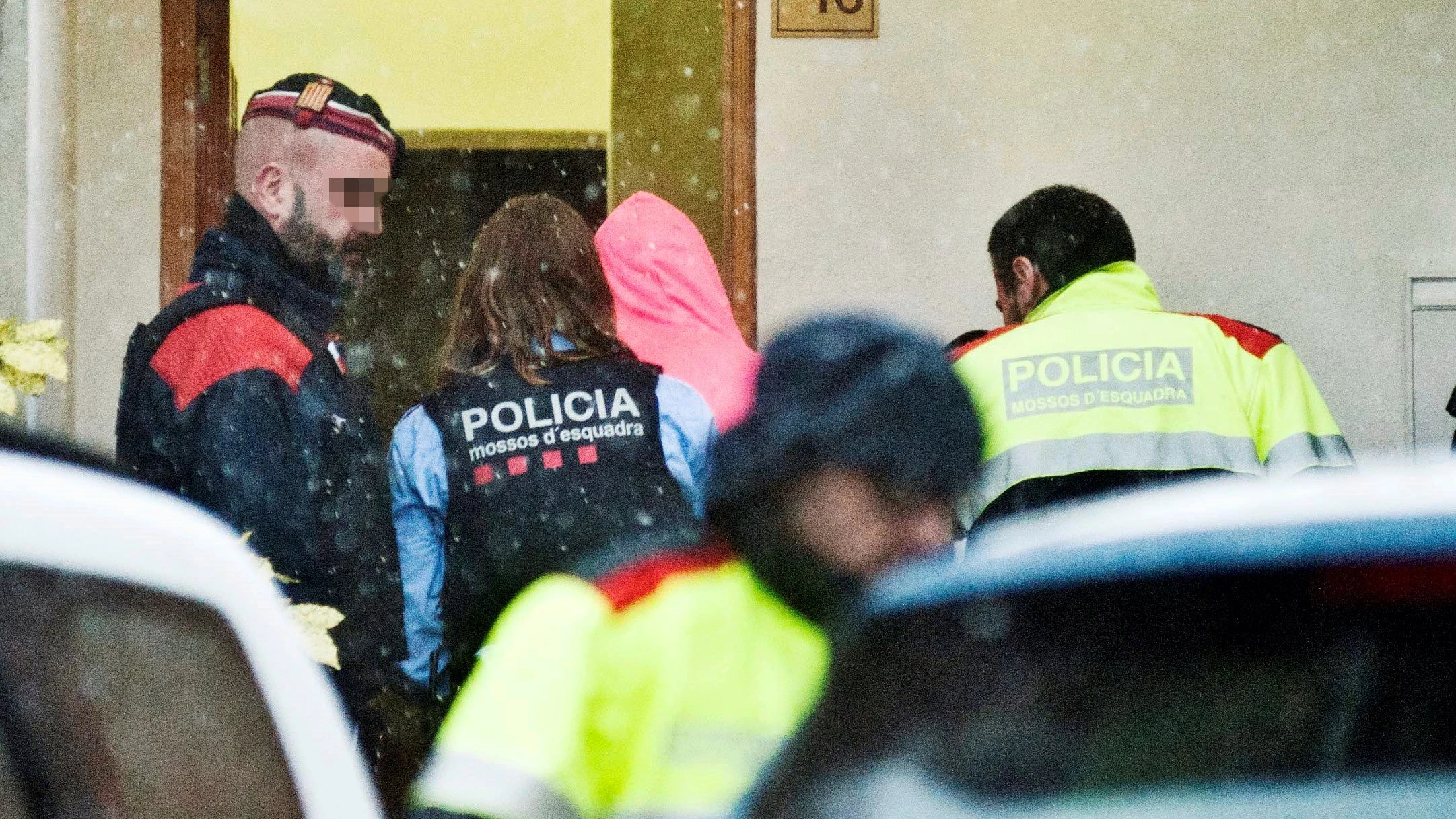 El hijo (capucha rosa) del presunto autor del doble crimen del pantano de Susqueda