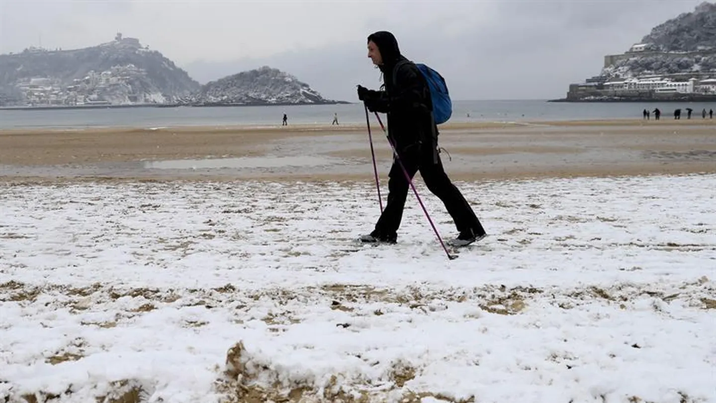 Imagen de archivo de un hombre caminando por la nieve en la Playa de la Concha (San Sebastián) Un hombre camina por la nieve en la Playa de la Concha (San Sebastián)