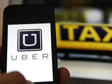 Imagen de Uber y un taxi Imagen de Uber y un taxi