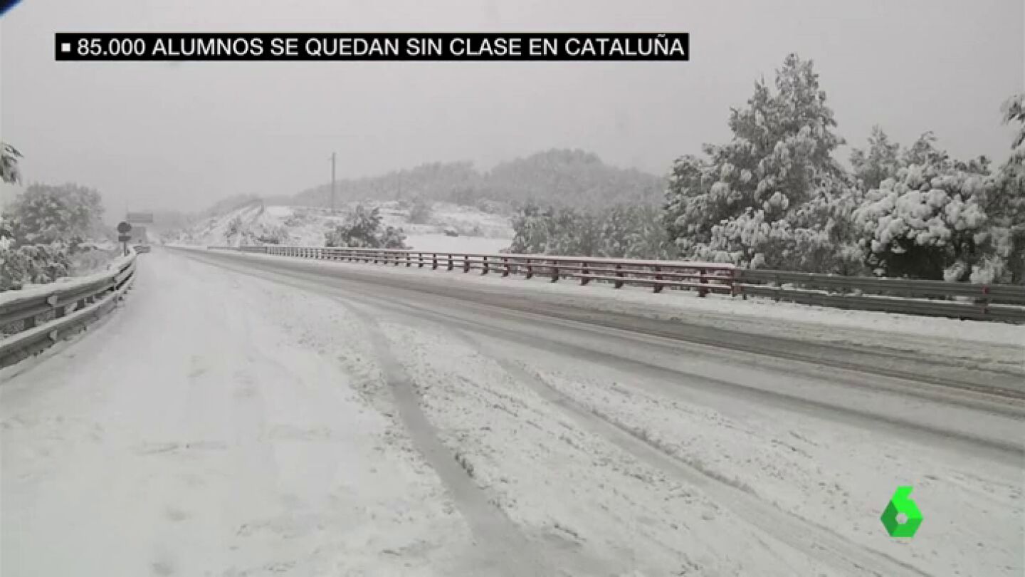 Catalu&ntilde;a colapsada por el temporal de nieve: camiones atrapados, carreteras cortadas y sin transporte escolar