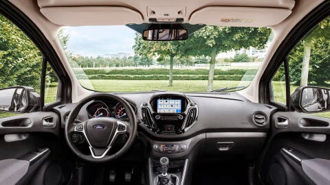 2017FordTourneoCourier_04