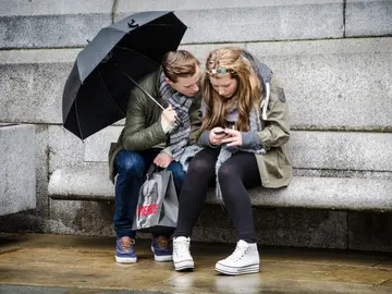 Niños con un teléfono móvil Niños con un teléfono móvil