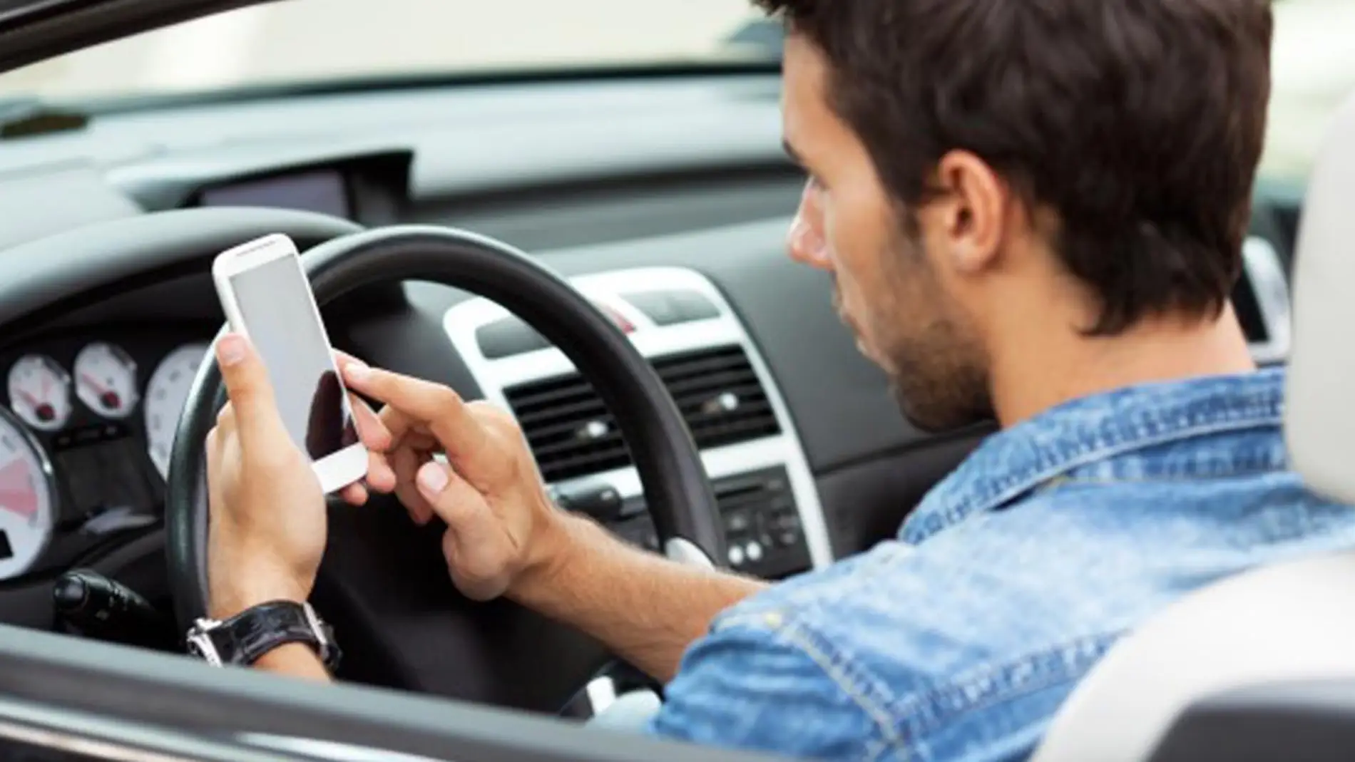 En qué situaciones nos pueden multar por llevar el soporte del móvil en el  coche?