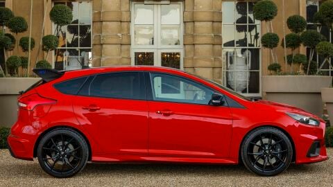 Red Edition features grey brake callipers behind black-cast alloys