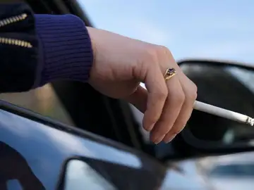 fumar-coche-2_1440x655c fumar-coche-2_1440x655c
