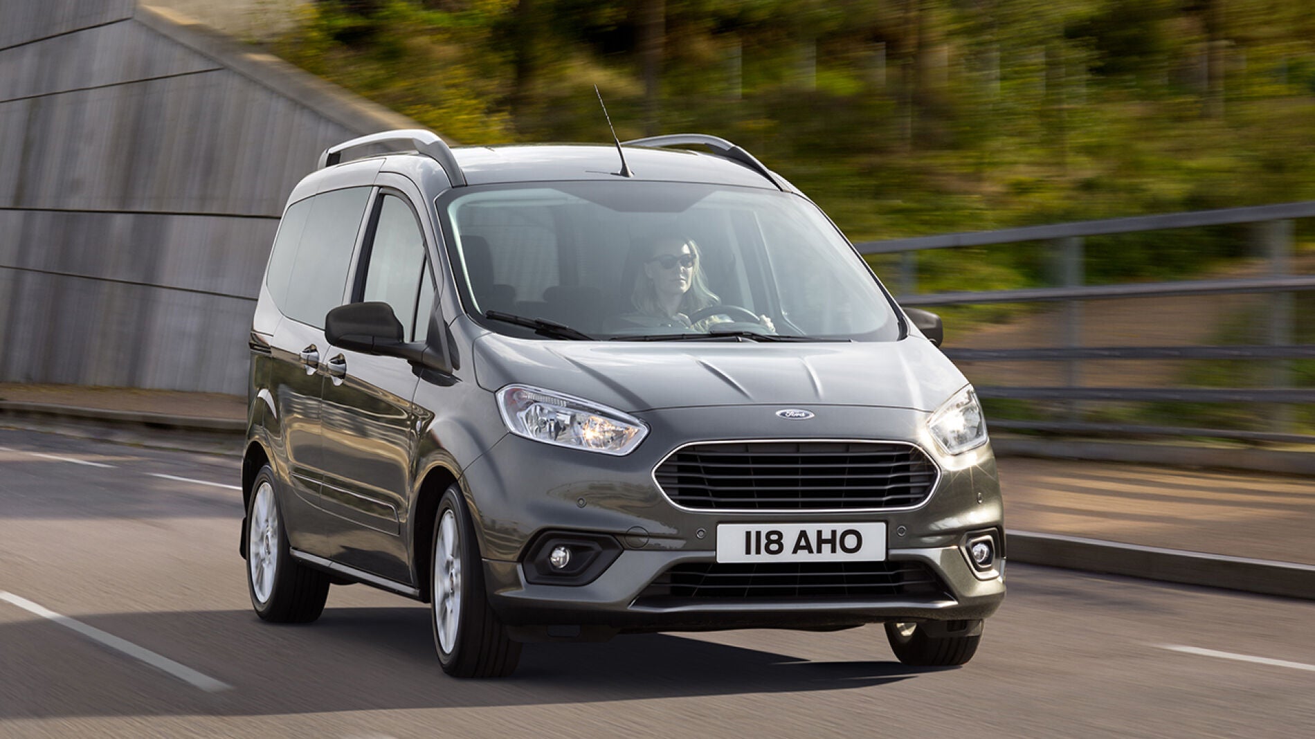 2017FordTourneoCourier_02.jpg