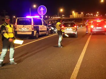 La Guardia Civil parando a los vehículos La Guardia Civil parando a los vehículos