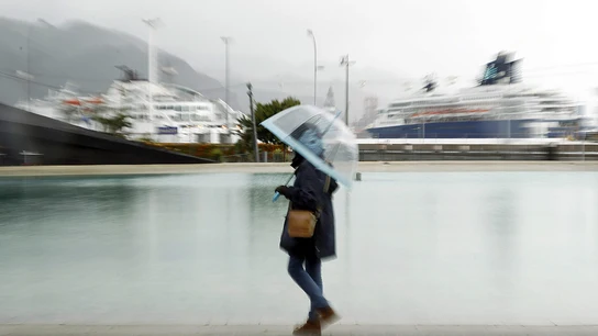 Una mujer paseando bajo la lluvia Una mujer paseando bajo la lluvia en Santa Cruz de Tenerife