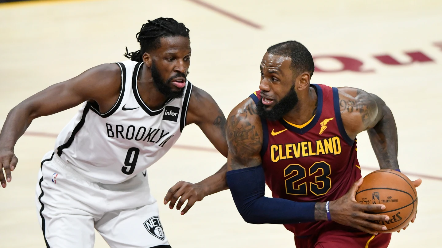 LeBron James intenta zafarse de DeMarre Carroll LeBron James intenta zafarse de DeMarre Carroll