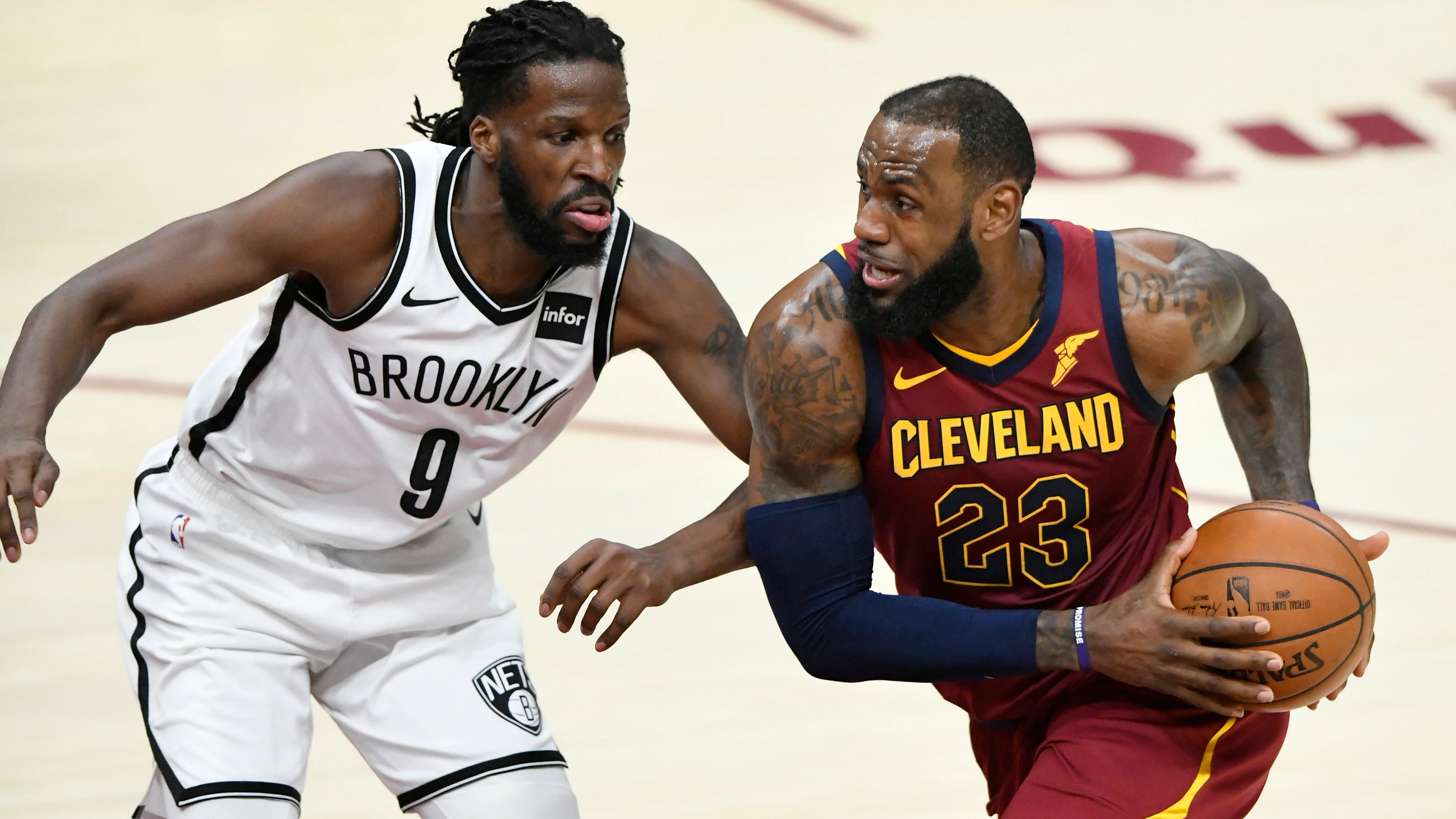 LeBron James intenta zafarse de DeMarre Carroll