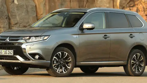 outlanderphev.jpg outlanderphev