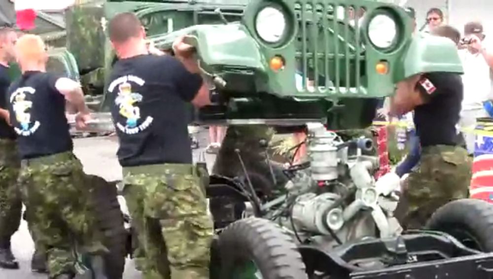 militares-desmontando-jeep.jpg