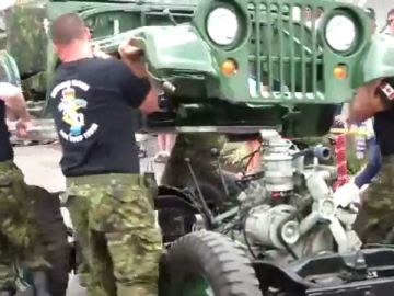 militares-desmontando-jeep.jpg