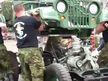 militares-desmontando-jeep.jpg militares-desmontando-jeep.jpg