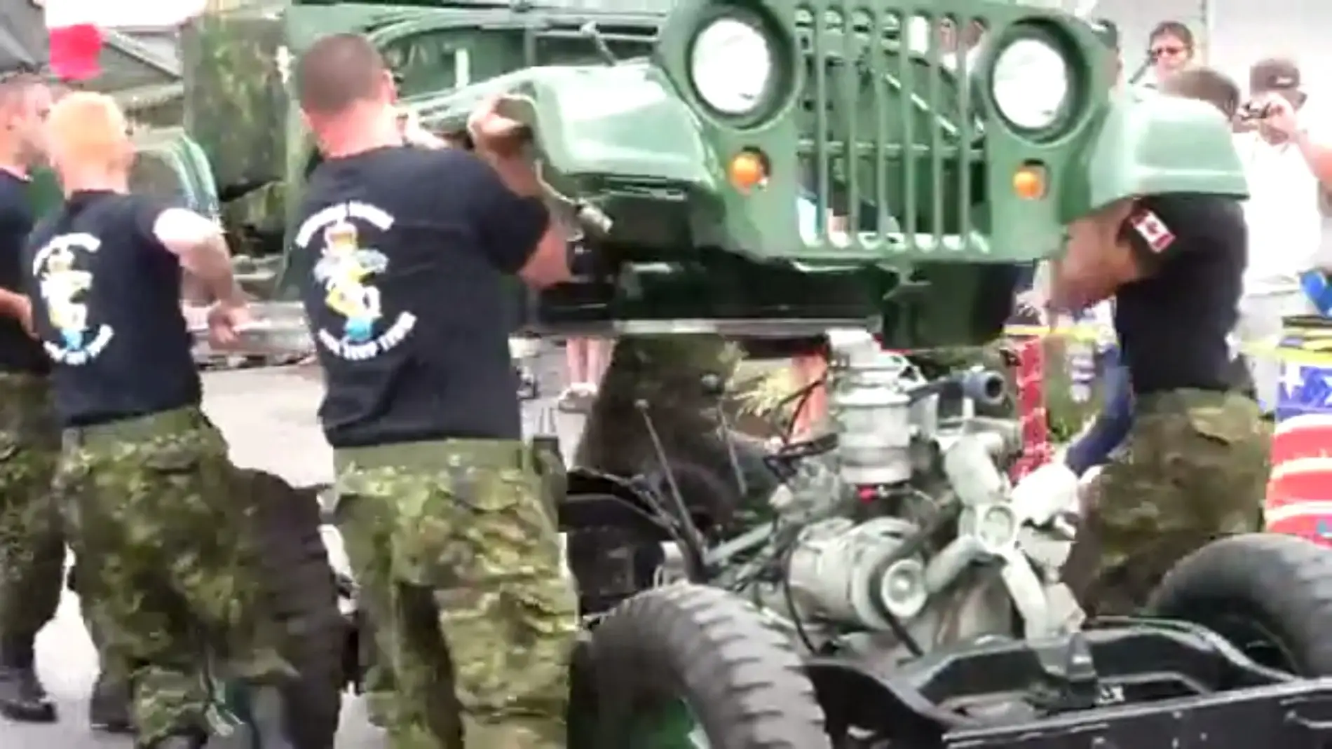 militares-desmontando-jeep.jpg