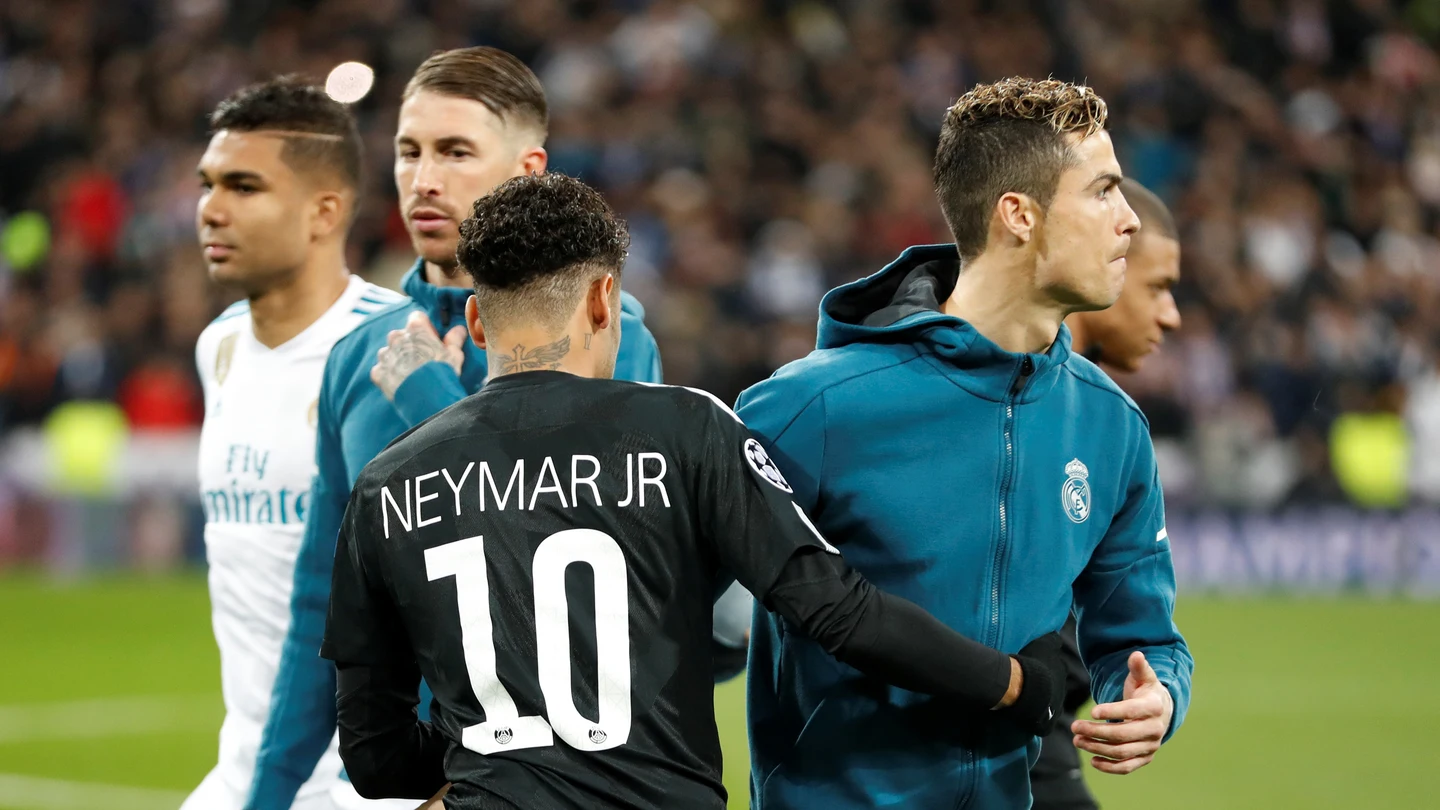 Neymar saluda a Cristiano Ronaldo antes del Real Madrid - PSG Neymar saluda a Cristiano Ronaldo antes del Real Madrid - PSG