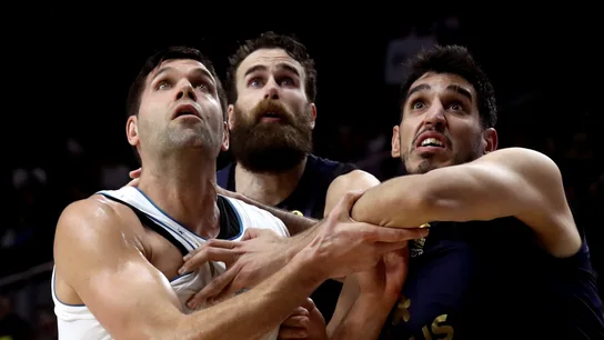 Reyes pelea un rebote con los jugadores del Fenerbahce Reyes pelea un rebote con los jugadores del Fenerbahce