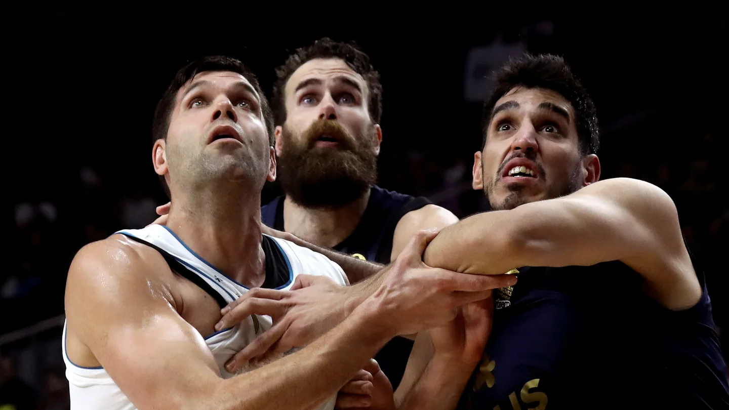 Reyes pelea un rebote con los jugadores del Fenerbahce Reyes pelea un rebote con los jugadores del Fenerbahce
