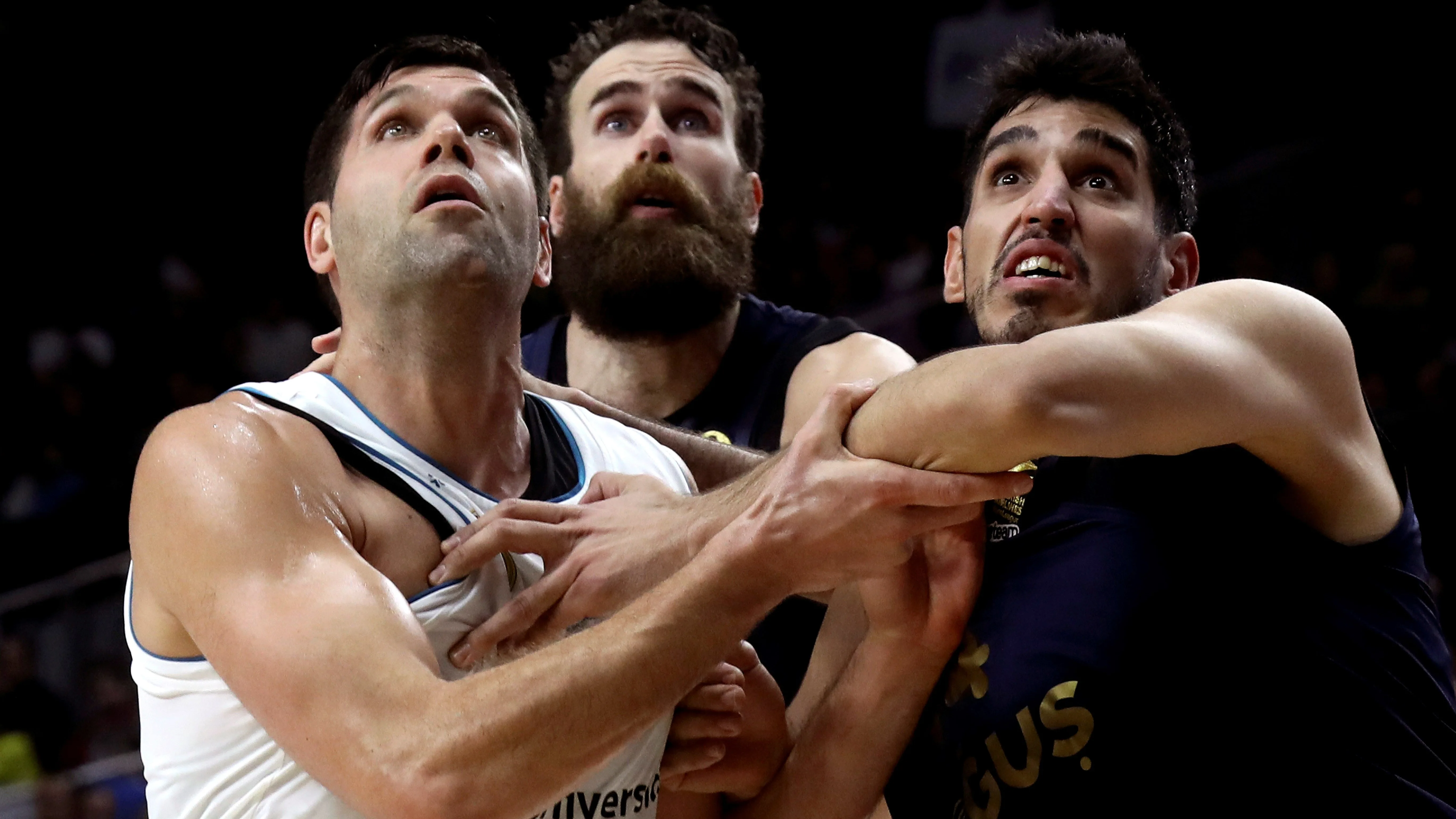 Reyes pelea un rebote con los jugadores del Fenerbahce