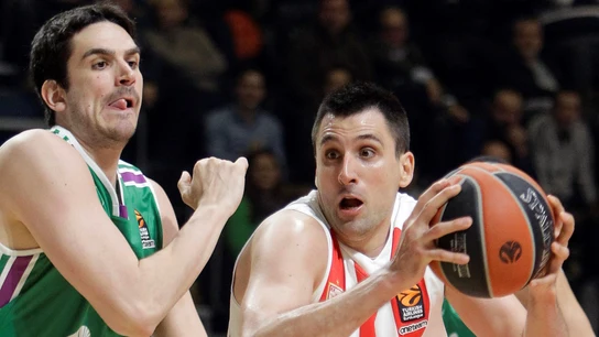 Carlos Suárez intenta arrebatar el balón a Bjelica Carlos Suárez intenta arrebatar el balón a Bjelica