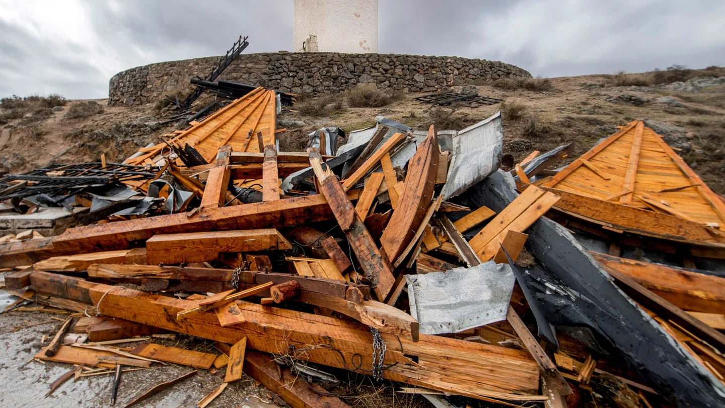 El fuerte viento que ha soplado esta tarde en Castilla-La Mancha ha causado importantes daños a los molinos de viento de Consuegra El fuerte viento que ha soplado esta tarde en Castilla-La Mancha ha causado importantes daños a los molinos de viento de Consuegra