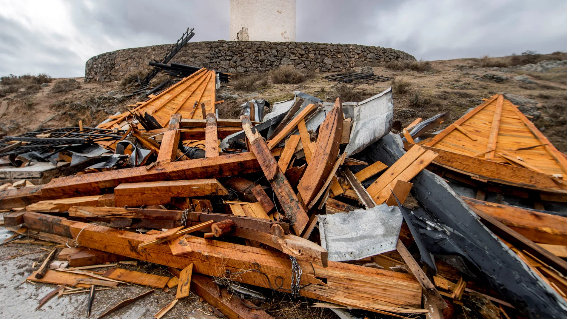 El fuerte viento que ha soplado esta tarde en Castilla-La Mancha ha causado importantes daños a los molinos de viento de Consuegra