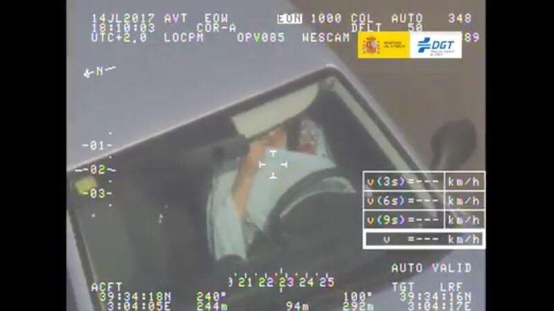 El helicóptero Pegasus pilla a una conductora...¡cepillándose los dientes! (vídeo)