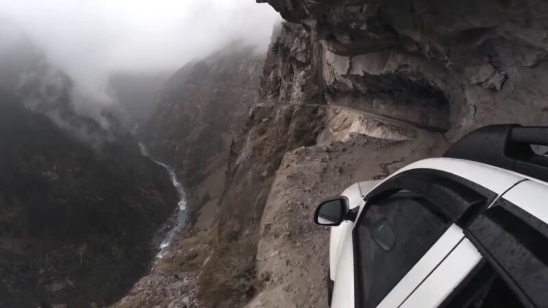 Vídeo: Esta ruta por la carretera más peligrosa del mundo te pondrá los pelos de punta