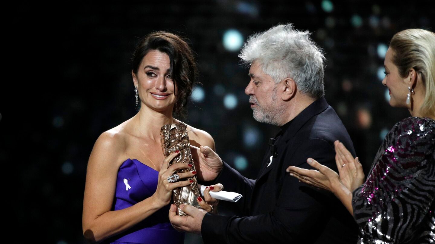 Pen&eacute;lope Cruz recibe el C&eacute;sar de Honor de manos de Almodovar